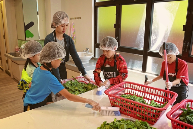 'Thank you guys for the wonderful educational experience!  I feel motivated to volunteer at a food shelter nearby in Singapore!  I realise the importance of saving food and reducing food wastage.'  Glenden.<br />
